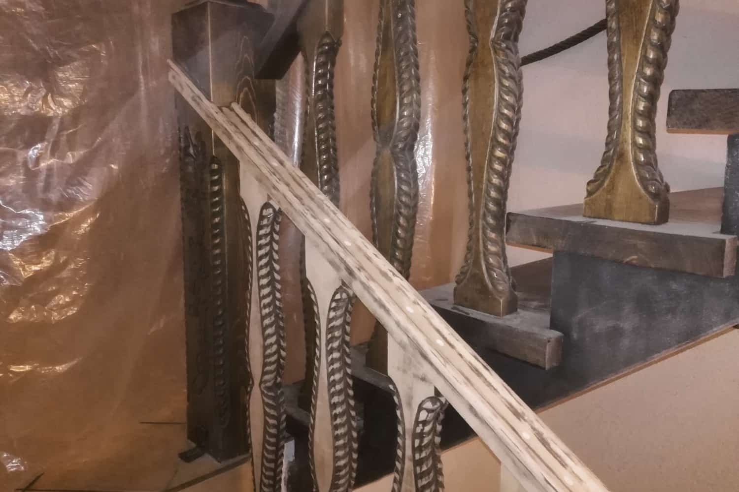 Vor und nach dem Abschleifen der Holztreppe